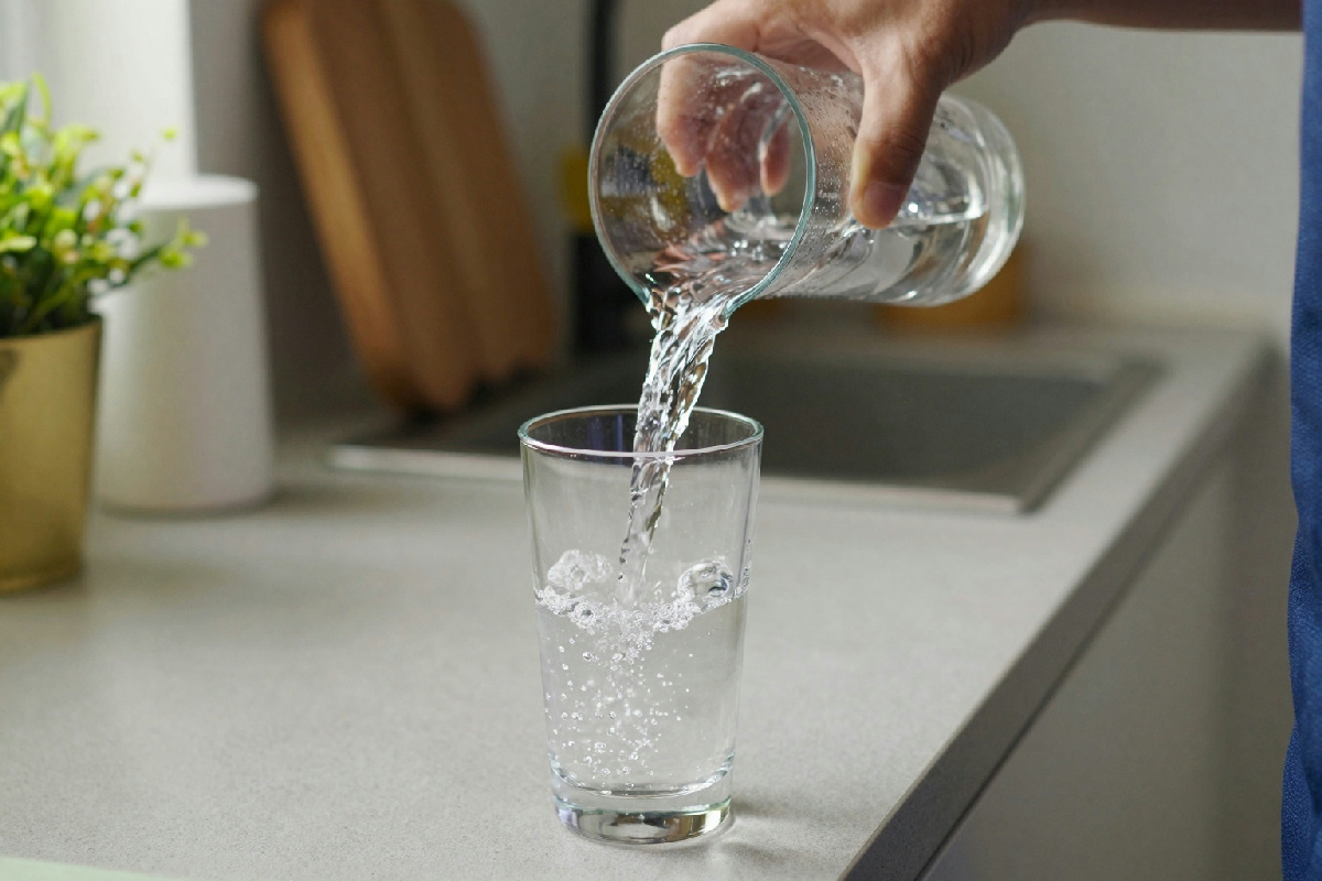 Bere acqua calda a digiuno: la nuova routine che sta rivoluzionando il benessere di molti